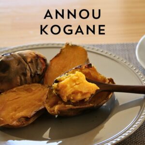 安納こがね芋をスプーンですくっているところ